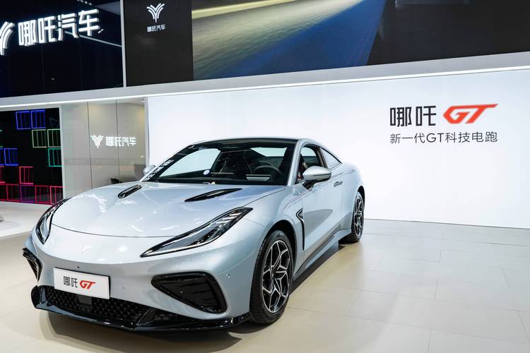 东莞72哪吒汽车在智能汽车领域的表现，领途汽车在新能源汽车市场中的影响力